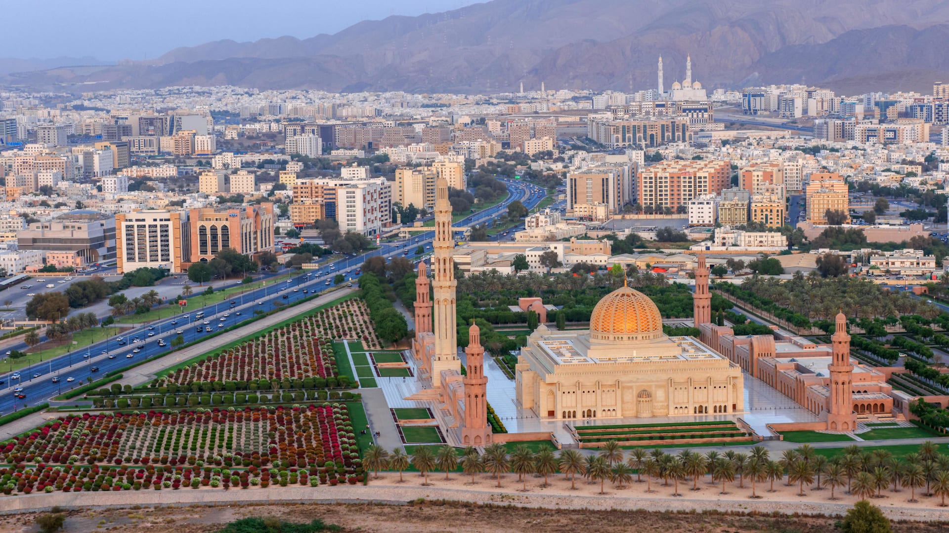 كم عدد سكان سلطنة عمان 2022